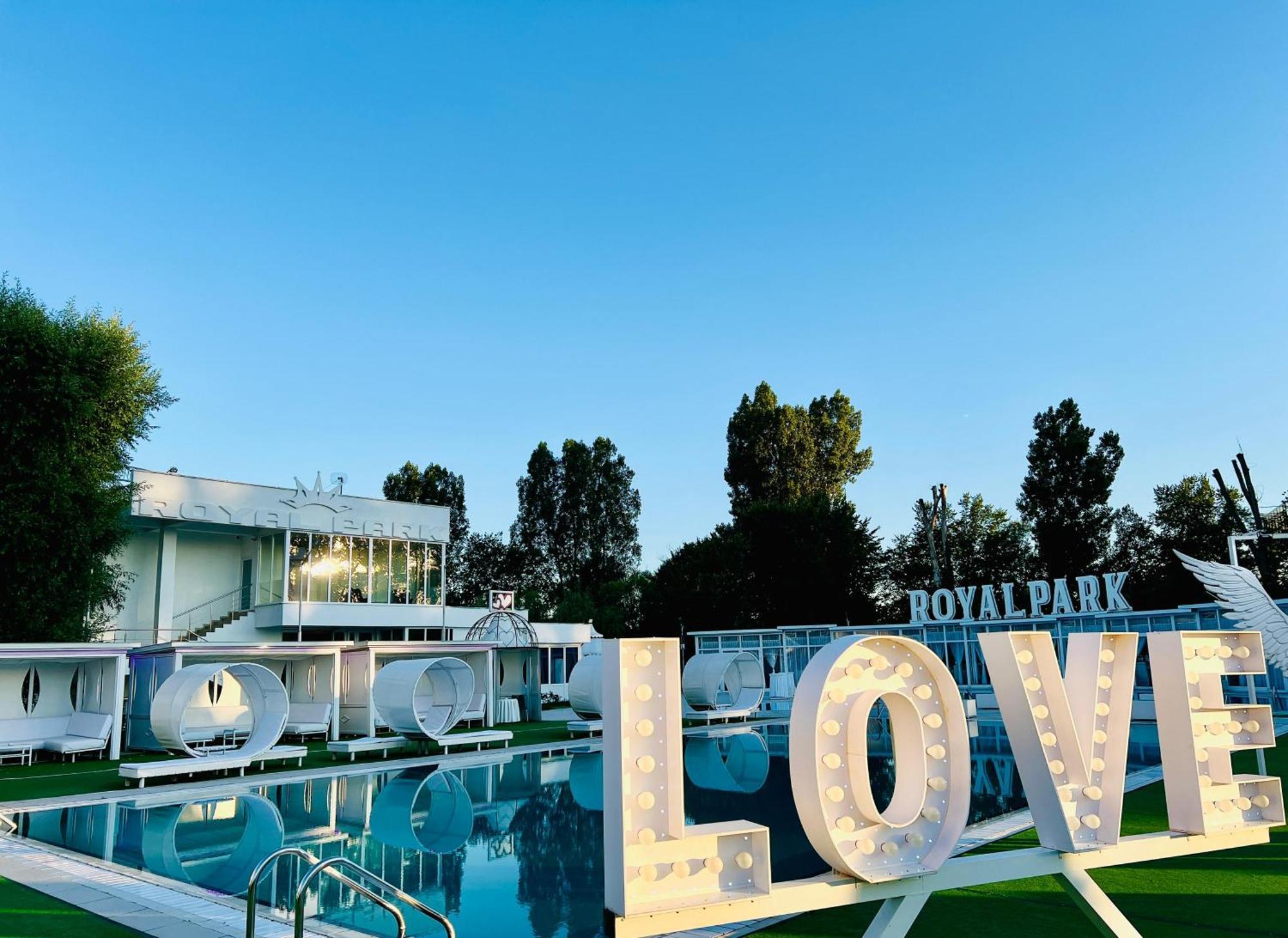 Royal Park Complex Ξενοδοχείο Bascov Εξωτερικό φωτογραφία